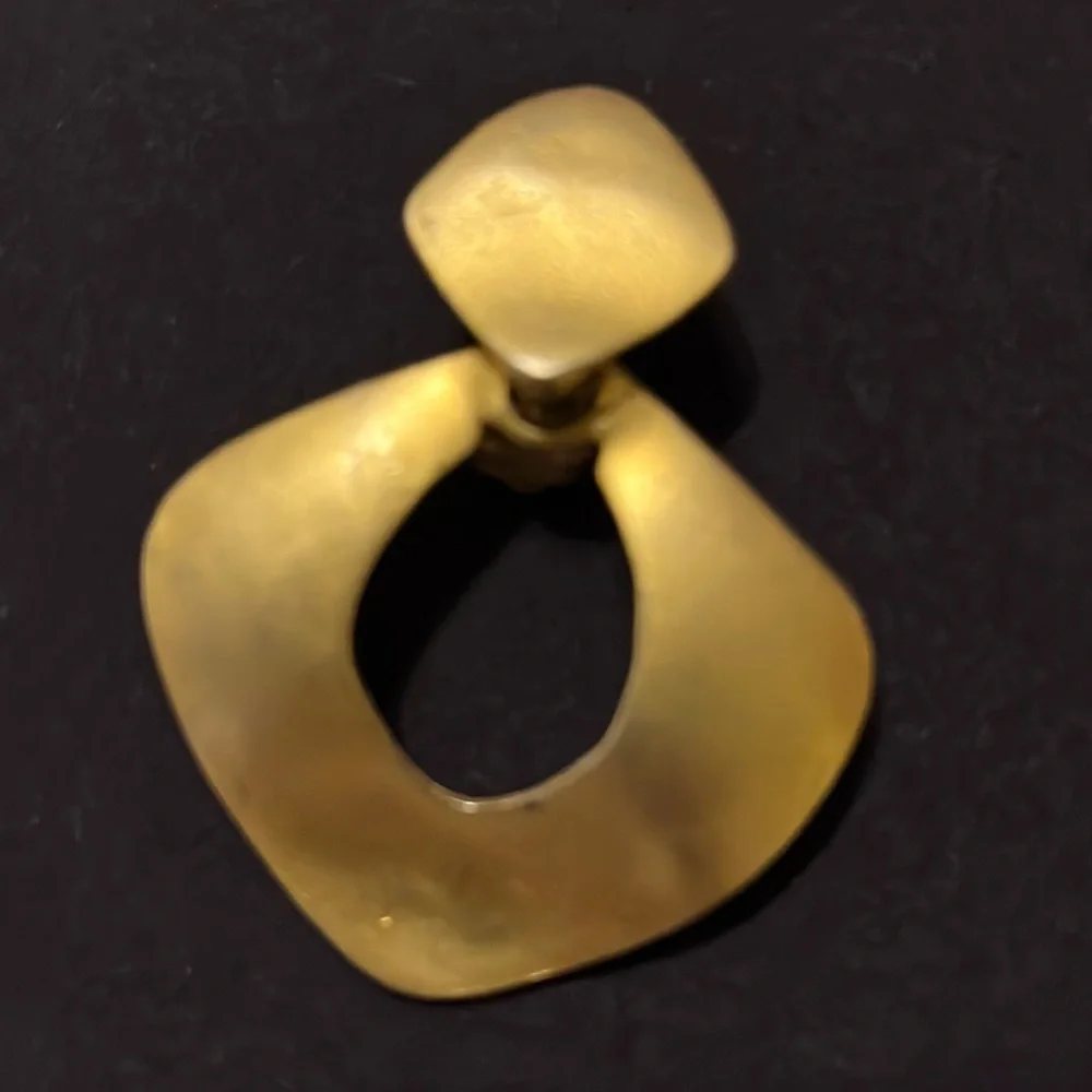VINTAGE 1980’S GOLDTONE FOOR KNOCKER EARRINGS - Picture 5 of 8